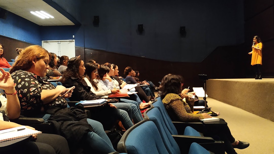 Conferencista hablando a mamás durante un congreso.